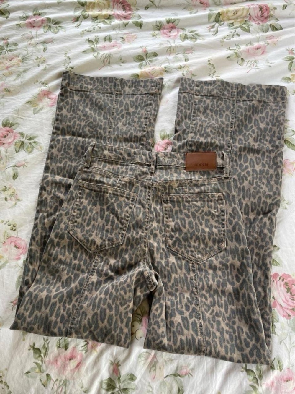 Hidden Leopard Print wide leg Women’s Jeans size 4
